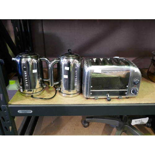 6258 - Dualit classic toaster and two Dualit classic kettles (351-120,137,451) *This lot is subject to VAT