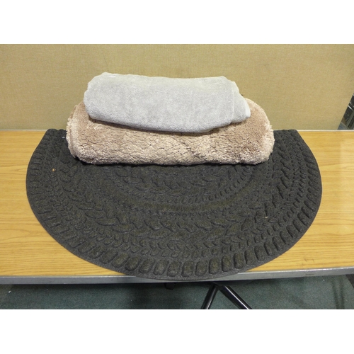 6181 - Mohawk bath runner, Apache Mills entry mat and Grandeur bath sheets  (351-511,521,525) *This lot is ... 