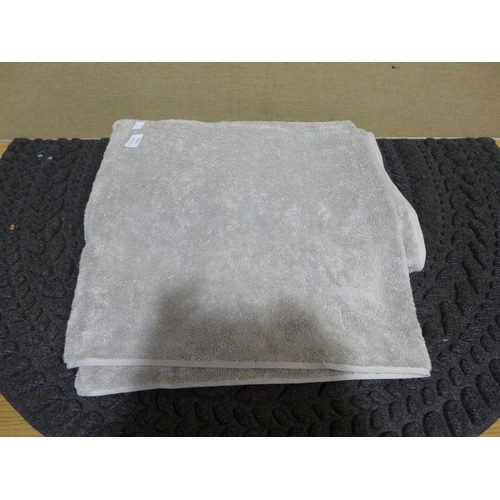 6181 - Mohawk bath runner, Apache Mills entry mat and Grandeur bath sheets  (351-511,521,525) *This lot is ... 