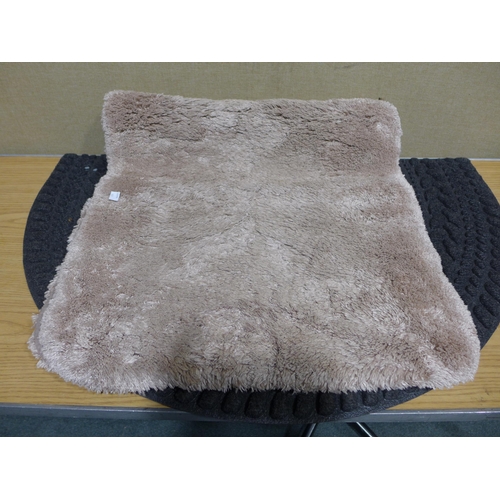 6181 - Mohawk bath runner, Apache Mills entry mat and Grandeur bath sheets  (351-511,521,525) *This lot is ... 