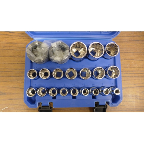 5003 - A blue cased 21 piece socket set