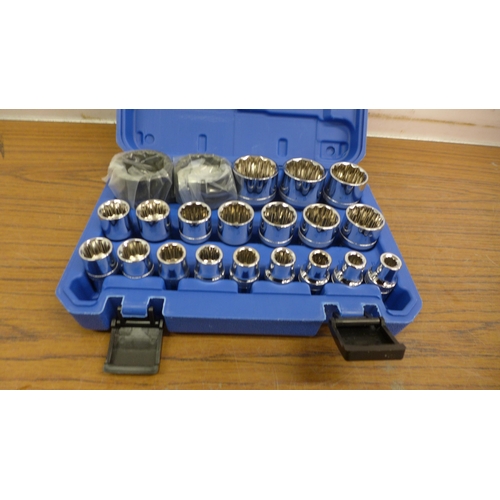 5005 - A blue cased 21 piece socket set