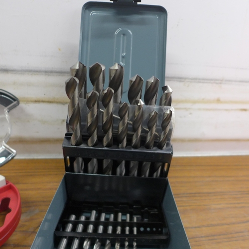 5010 - A 1-13mm drill bit set and a 5 piece reaming bit set