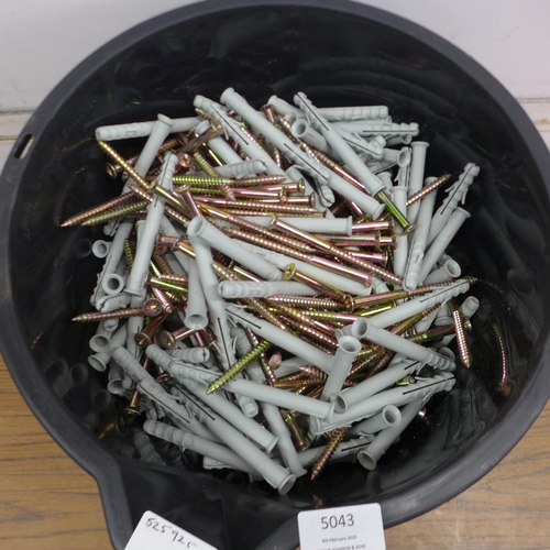 5043 - A bucket of frame fixing screws