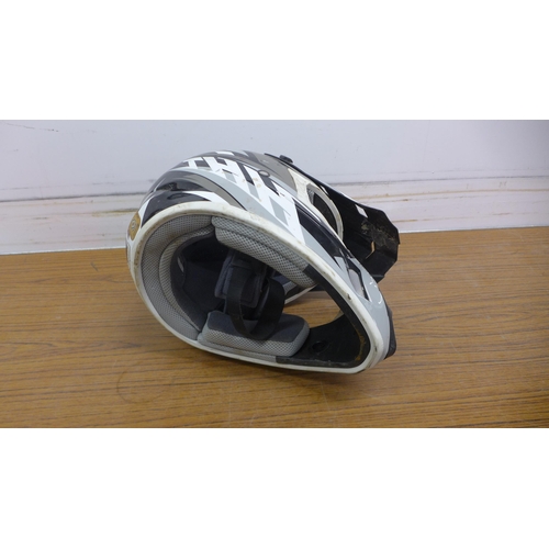 5078 - A THH motor cross helmet