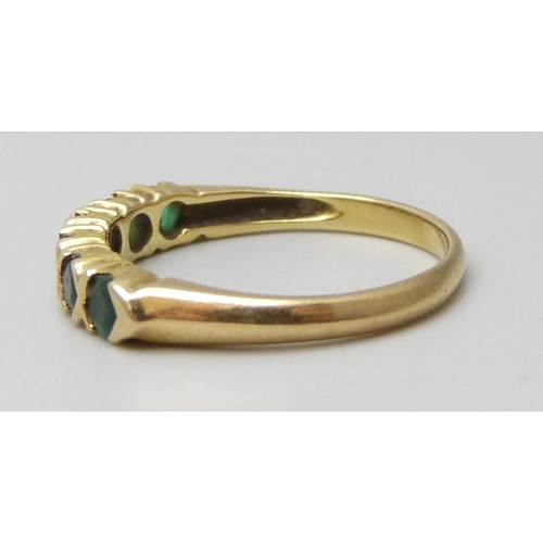 7007 - An 18ct gold and green stone ring, 2.3g, L