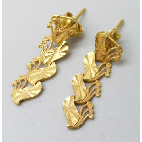 7010 - A pair of Eastern yellow metal earrings, 3.9g, 2.7cm drop