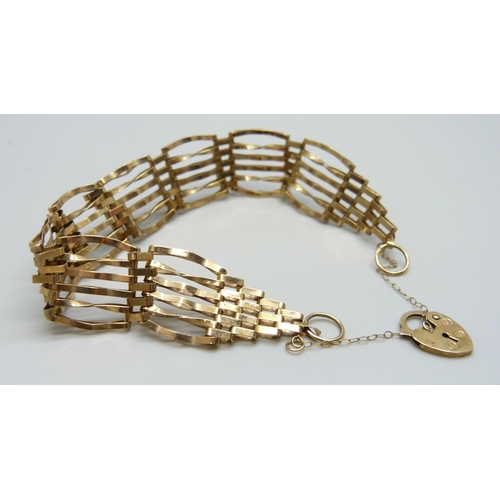 7012 - A 9ct gold gate bracelet, 7.5g, 1.6cm link width