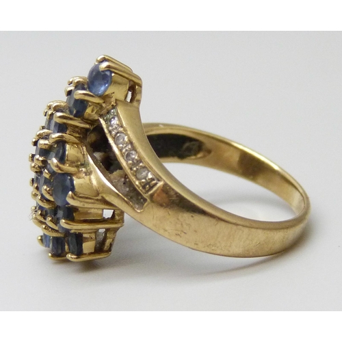 7014 - A 9ct gold and sapphire set ring, 3.9g, K/L