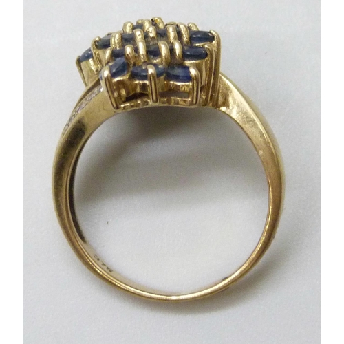 7014 - A 9ct gold and sapphire set ring, 3.9g, K/L