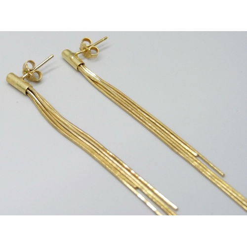 7028 - A pair of 18ct gold drop earrings, 6.8g, 9.2cm