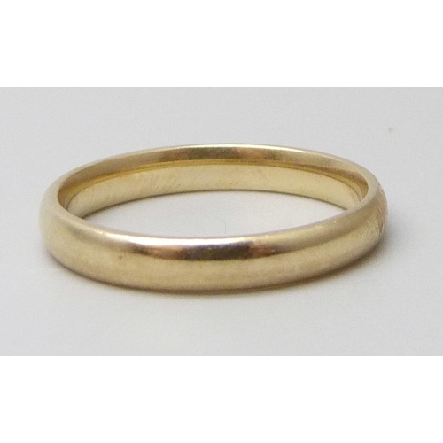 7034 - A 9ct gold wedding band, 2.1g, M