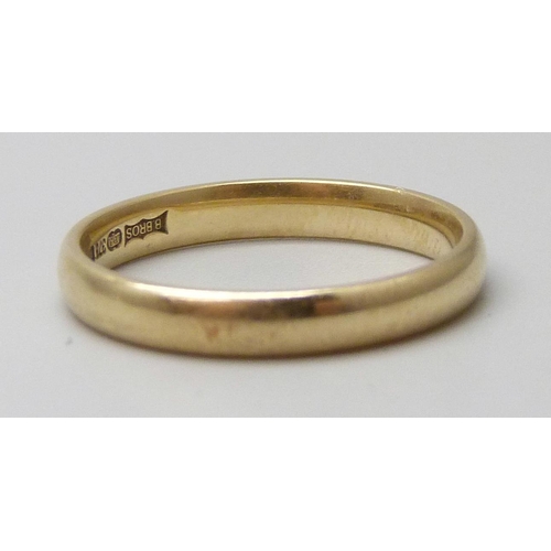 7034 - A 9ct gold wedding band, 2.1g, M