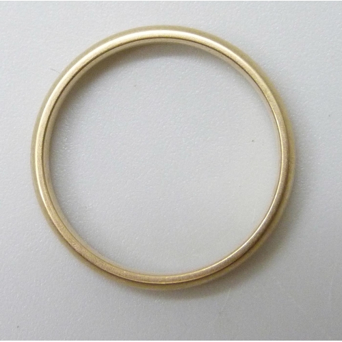 7034 - A 9ct gold wedding band, 2.1g, M