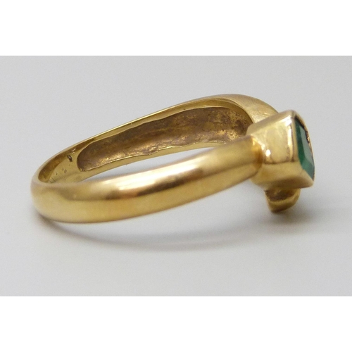 7039 - An 18k gold and emerald ring, 4g, M/N