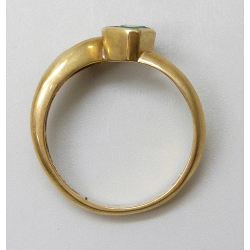 7039 - An 18k gold and emerald ring, 4g, M/N