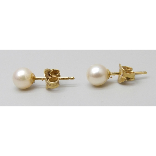 7045 - A pair of 18ct gold pearl stud earrings, 0.6g