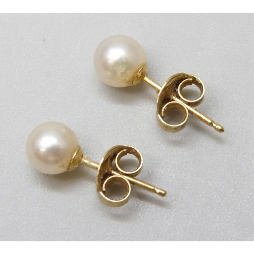 7045 - A pair of 18ct gold pearl stud earrings, 0.6g