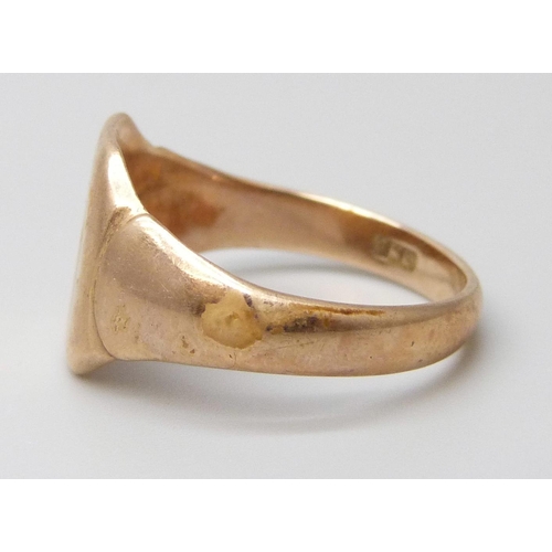 7051 - A 9ct gold signet ring, 4.7g, R