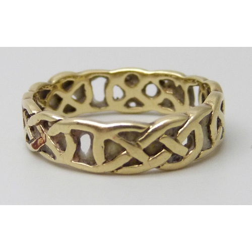 7054 - A 9ct gold Celtic design ring, 2.2g, M