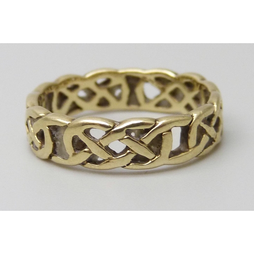 7054 - A 9ct gold Celtic design ring, 2.2g, M