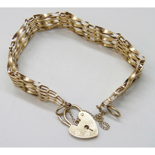 7055 - A 9ct gold gate bracelet, 11g, 1.6cm wide links