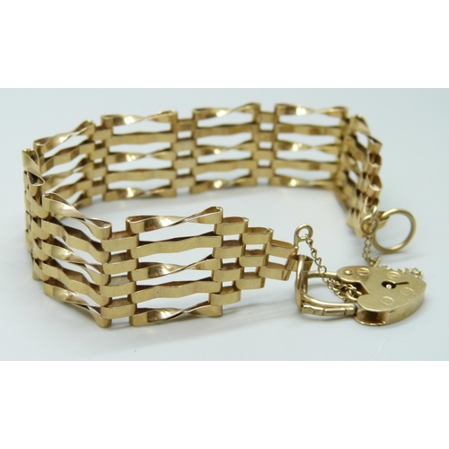 7055 - A 9ct gold gate bracelet, 11g, 1.6cm wide links