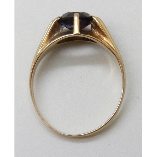 7059 - A yellow metal garnet set ring, partial hallmarks, 2.6g, M