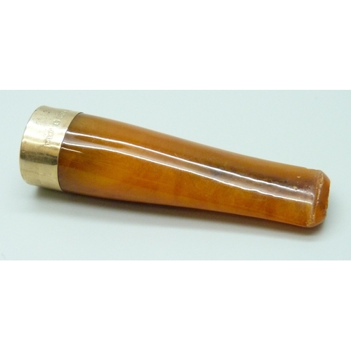 7065 - A 9ct gold mounted cheroot holder