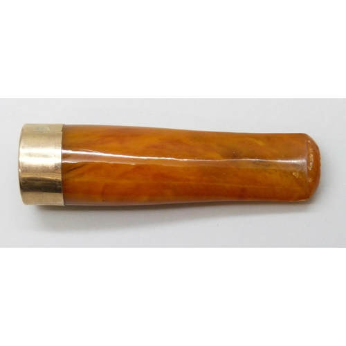 7065 - A 9ct gold mounted cheroot holder