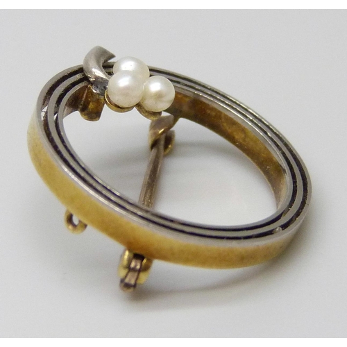 7070 - An Edwardian 15ct gold and seed pearl brooch, 2.5g, 1.9cm