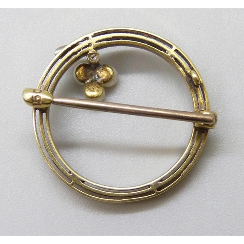 7070 - An Edwardian 15ct gold and seed pearl brooch, 2.5g, 1.9cm