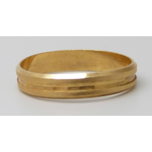 7076 - An 18ct gold ring, 2.2g, M/N