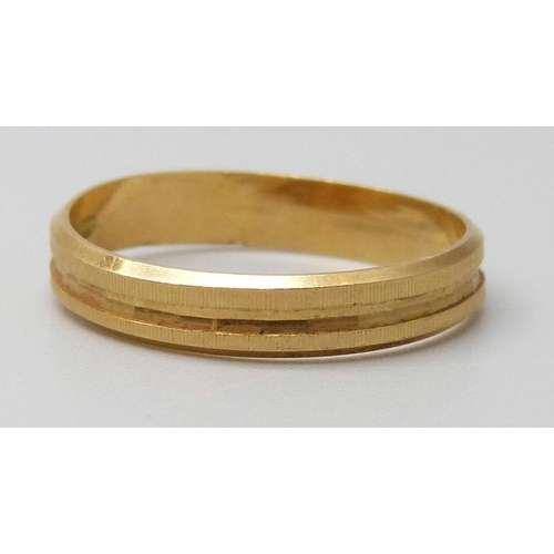 7076 - An 18ct gold ring, 2.2g, M/N