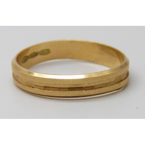 7076 - An 18ct gold ring, 2.2g, M/N