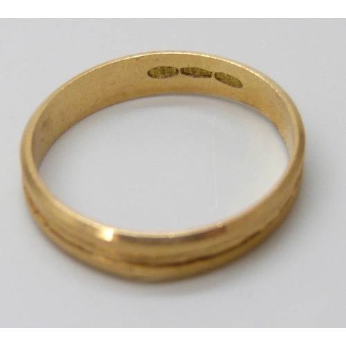 7076 - An 18ct gold ring, 2.2g, M/N