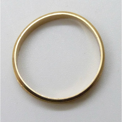 7076 - An 18ct gold ring, 2.2g, M/N