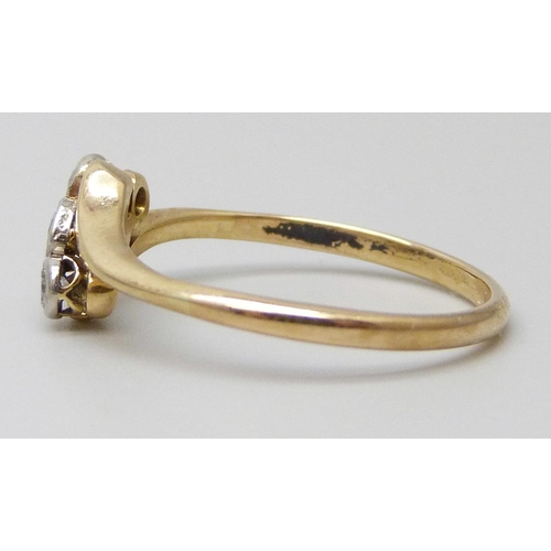 7081 - An 18ct gold three stone diamond ring, 2.2g, N/O