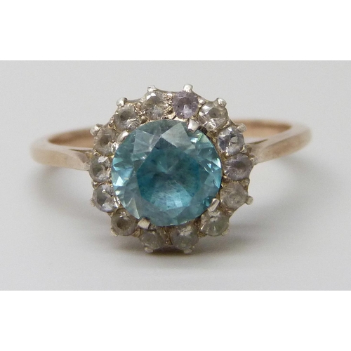 7086 - A yellow metal, blue topaz and white stone cluster ring, 2.4g, M