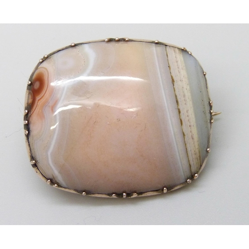 7093 - A Georgian pink agate set brooch, 6.7g, 2.2cm