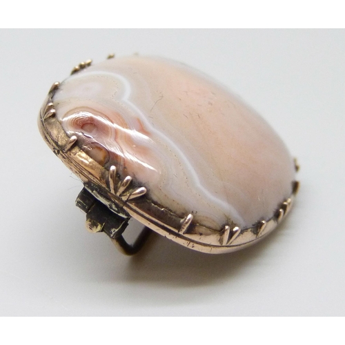 7093 - A Georgian pink agate set brooch, 6.7g, 2.2cm