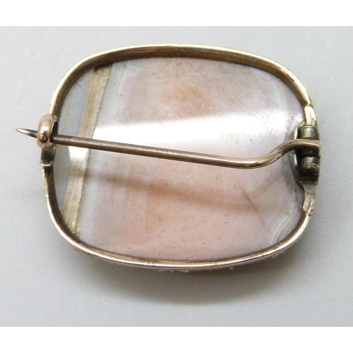 7093 - A Georgian pink agate set brooch, 6.7g, 2.2cm