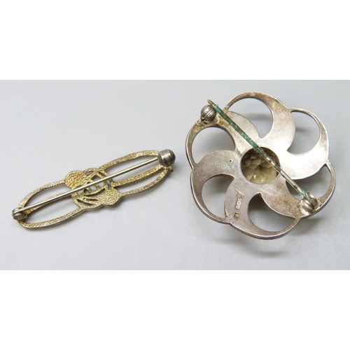 7098 - Two silver Scottish style brooches, 12g