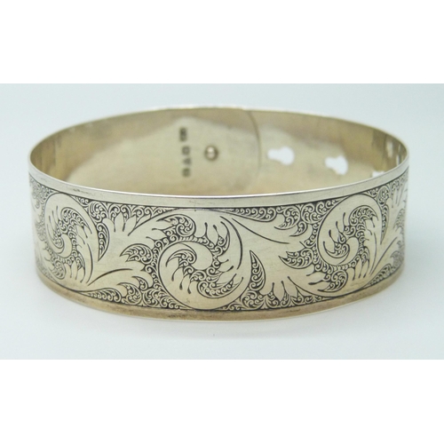 7100 - A Charles Horner silver bangle, 22g, 1.9cm wide