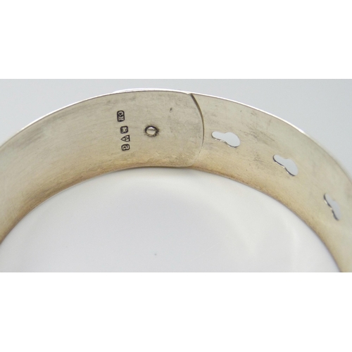 7100 - A Charles Horner silver bangle, 22g, 1.9cm wide