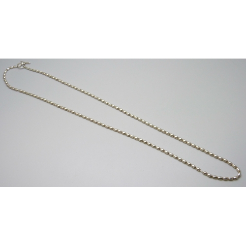 7106 - A silver bead necklace, 31g, 86cm