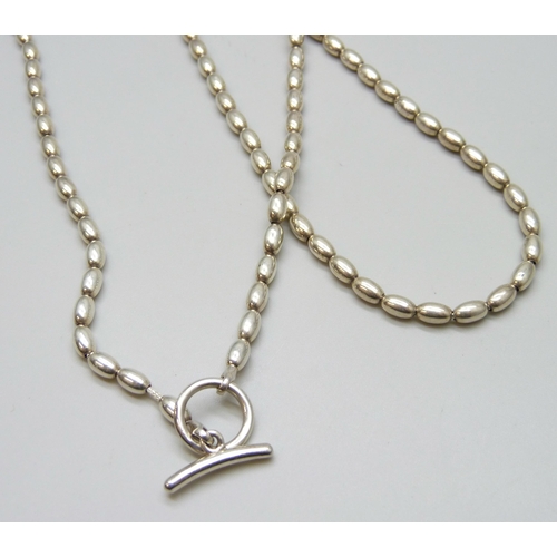 7106 - A silver bead necklace, 31g, 86cm