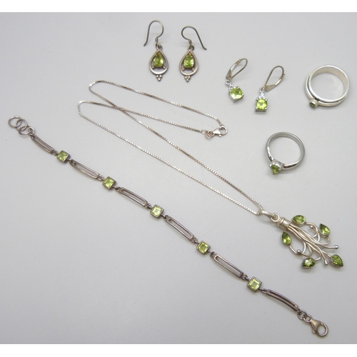 7111 - A collection of silver and green stone jewellery including two rings, a bracelet, earrings, etc., 30... 