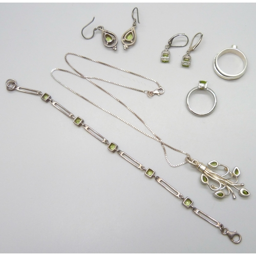 7111 - A collection of silver and green stone jewellery including two rings, a bracelet, earrings, etc., 30... 