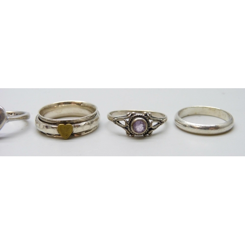 7113 - Six silver rings, one lacking stone, 18g